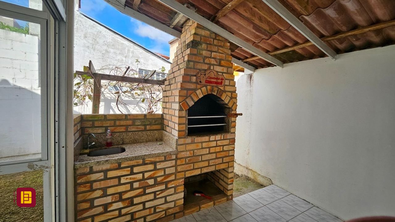Casa com 470m², 5 quartos (sendo 1 suíte), 3 garagens, no bairro São João do Rio Vermelho em Florianópolis