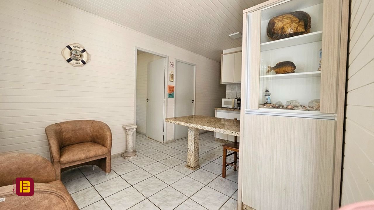 Casa com 470m², 5 quartos (sendo 1 suíte), 3 garagens, no bairro São João do Rio Vermelho em Florianópolis