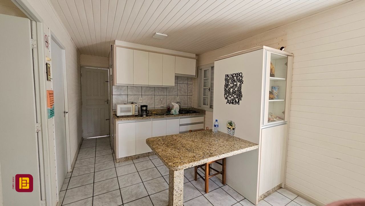 Casa com 470m², 5 quartos (sendo 1 suíte), 3 garagens, no bairro São João do Rio Vermelho em Florianópolis