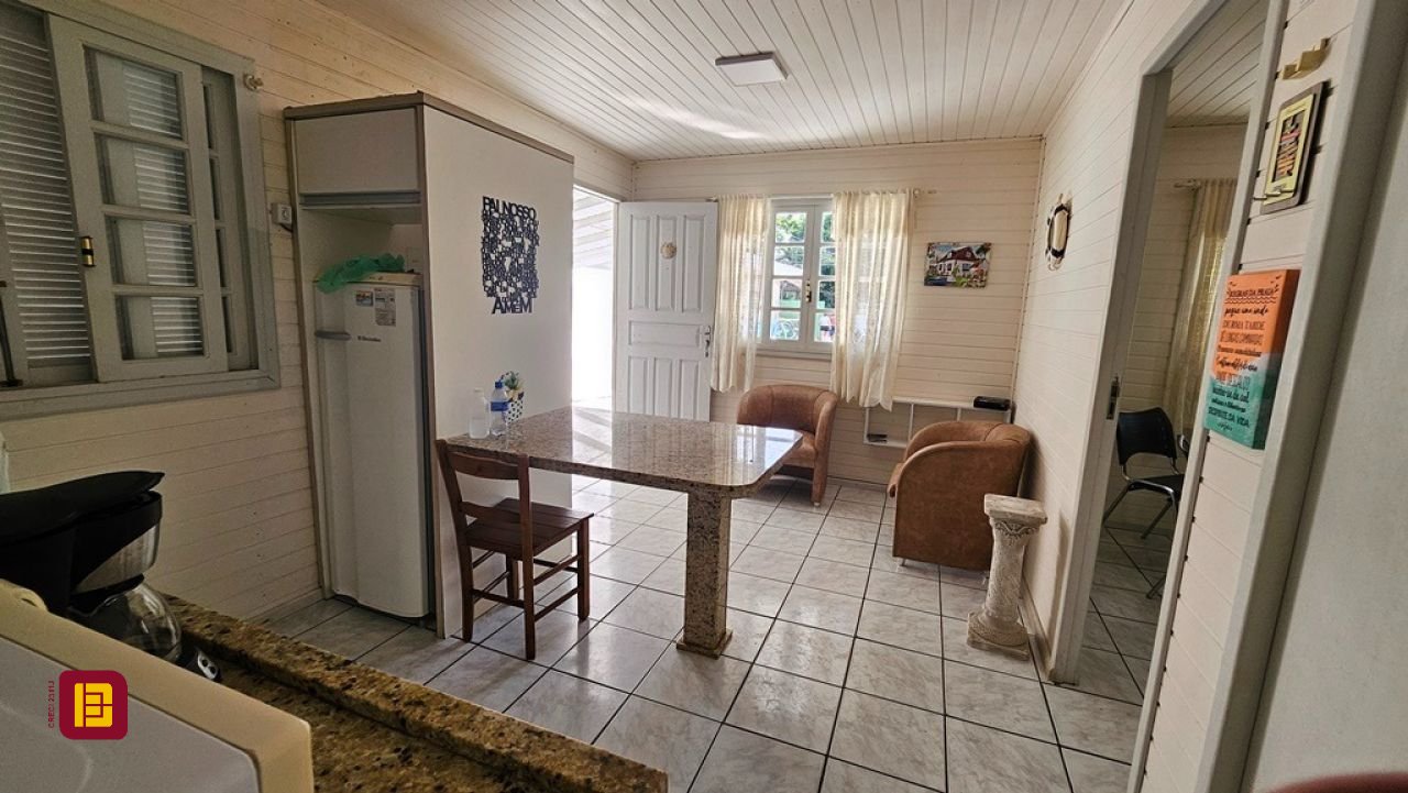 Casa com 470m², 5 quartos (sendo 1 suíte), 3 garagens, no bairro São João do Rio Vermelho em Florianópolis