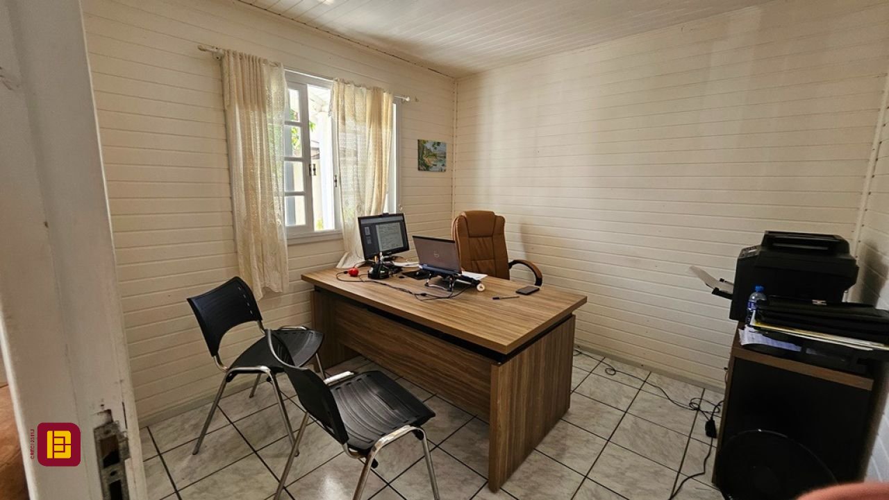 Casa com 470m², 5 quartos (sendo 1 suíte), 3 garagens, no bairro São João do Rio Vermelho em Florianópolis