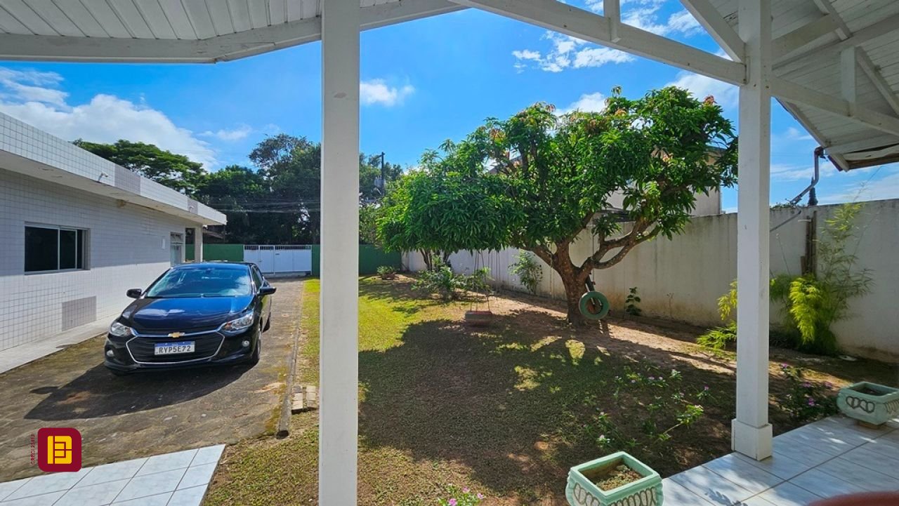 Casa com 470m², 5 quartos (sendo 1 suíte), 3 garagens, no bairro São João do Rio Vermelho em Florianópolis