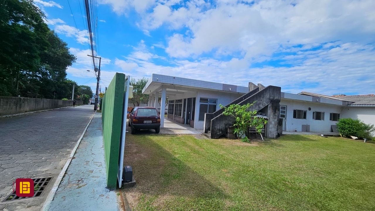 Casa com 470m², 5 quartos (sendo 1 suíte), 3 garagens, no bairro São João do Rio Vermelho em Florianópolis
