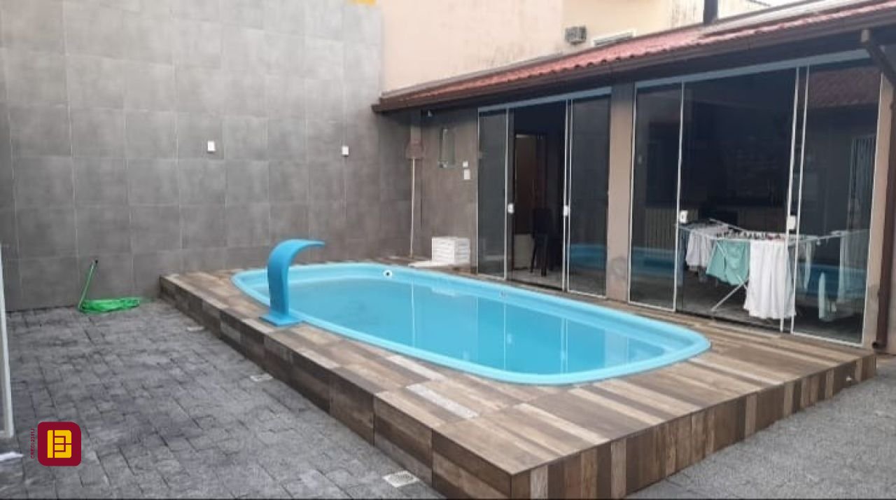 Casa com 105m², 2 quartos, 2 garagens, no bairro Ceniro Martins em São José