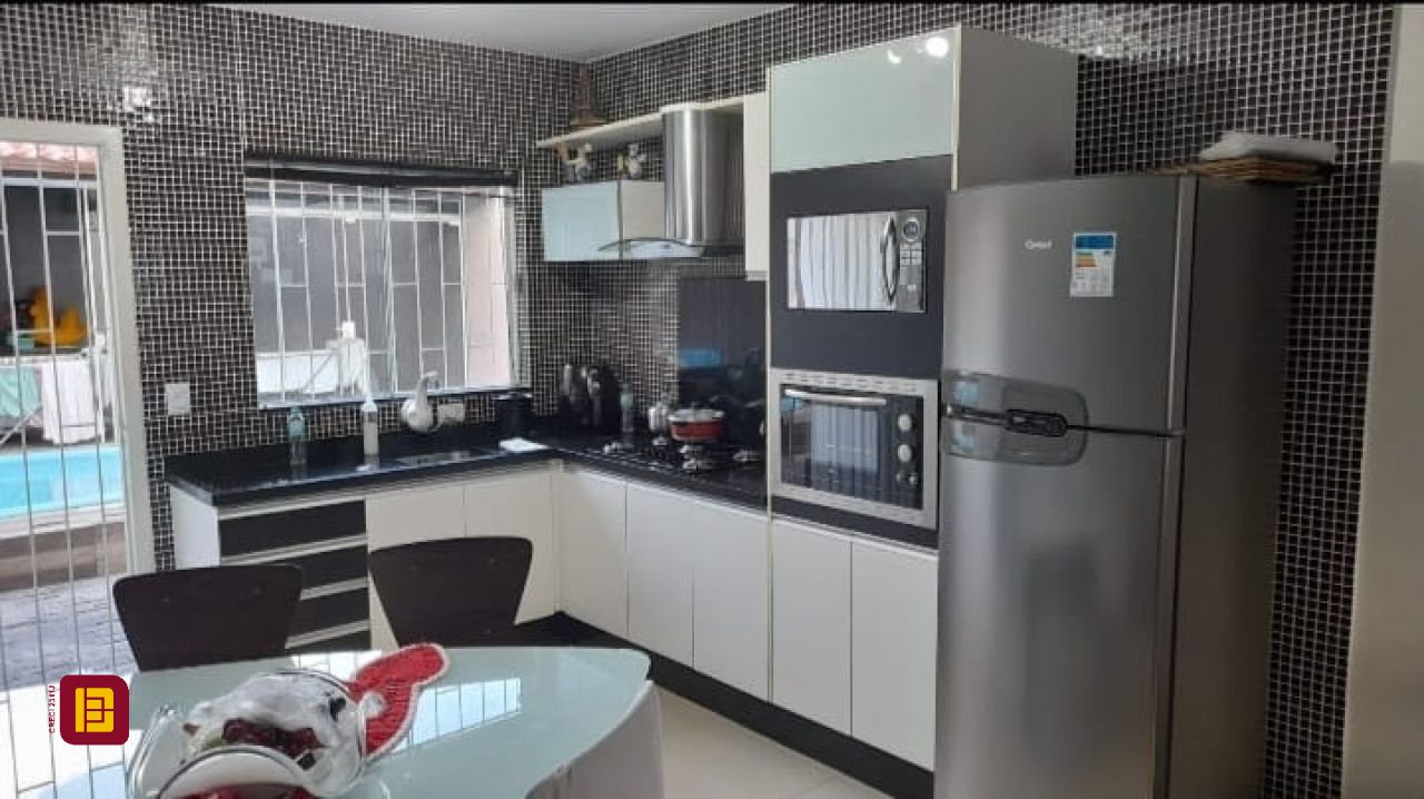 Casa com 105m², 2 quartos, 2 garagens, no bairro Ceniro Martins em São José