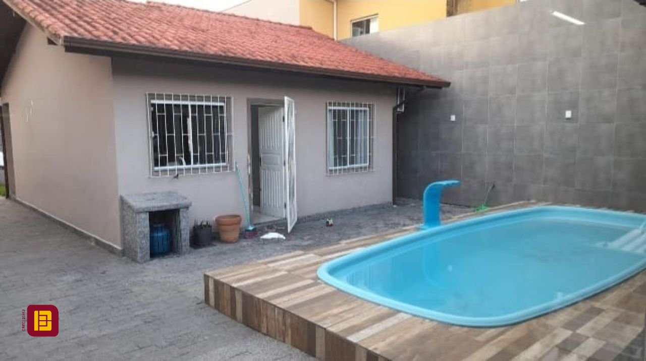 Casa com 105m², 2 quartos, 2 garagens, no bairro Ceniro Martins em São José