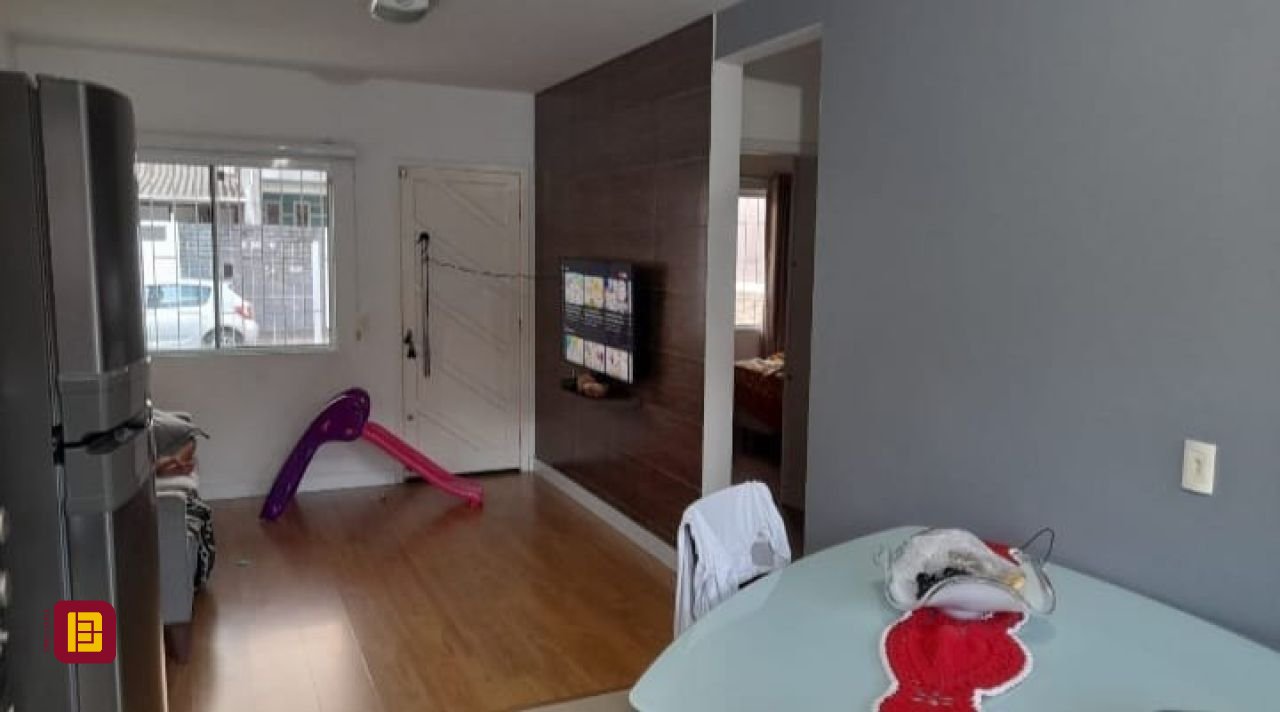 Casa com 105m², 2 quartos, 2 garagens, no bairro Ceniro Martins em São José
