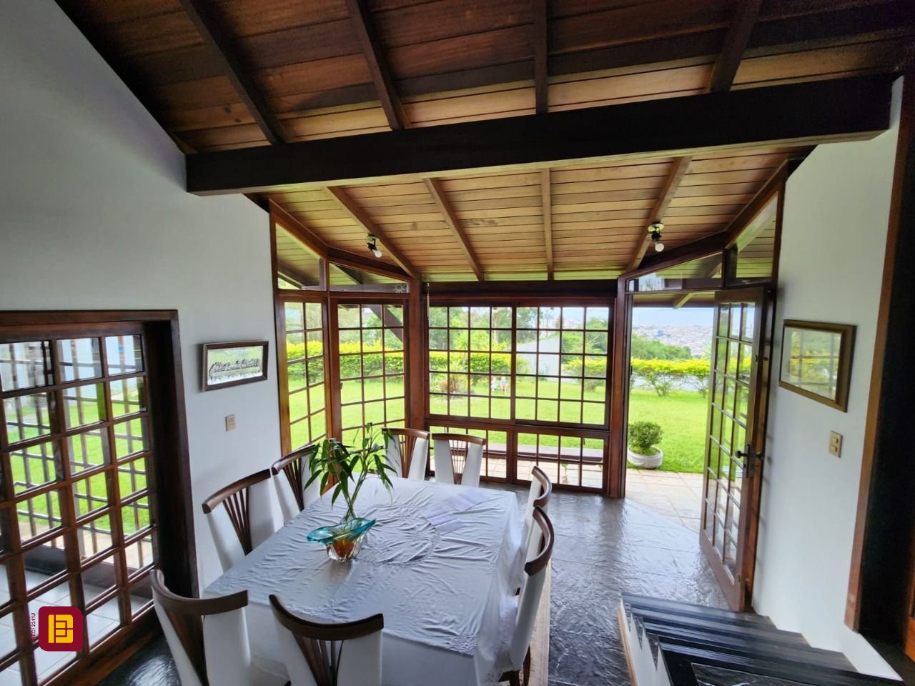 Casa de Condomínio com 302m², 4 quartos (sendo 1 suíte), 4 garagens, no bairro Bosque das Mansões em São José