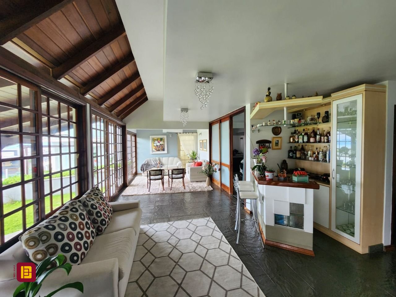 Casa de Condomínio com 302m², 4 quartos (sendo 1 suíte), 4 garagens, no bairro Bosque das Mansões em São José