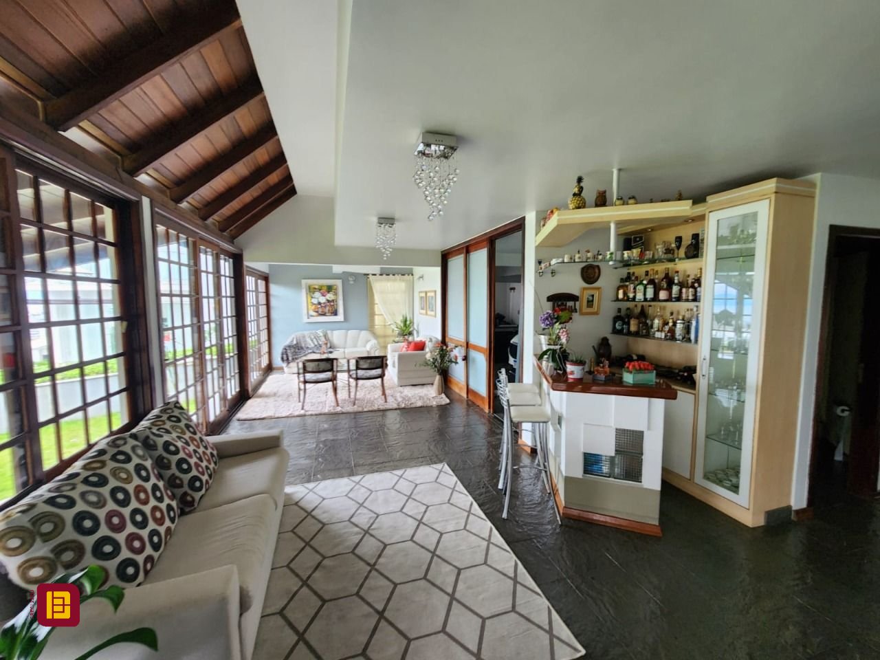 Casa de Condomínio com 302m², 4 quartos (sendo 1 suíte), 4 garagens, no bairro Bosque das Mansões em São José