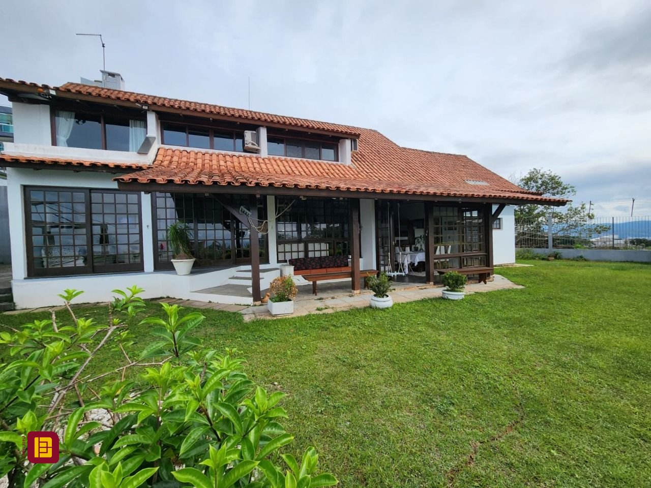 Casa de Condomínio com 302m², 4 quartos (sendo 1 suíte), 4 garagens, no bairro Bosque das Mansões em São José