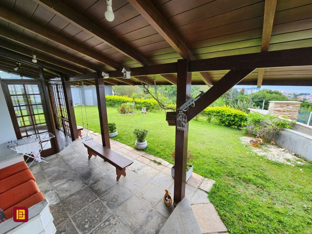 Casa de Condomínio com 302m², 4 quartos (sendo 1 suíte), 4 garagens, no bairro Bosque das Mansões em São José