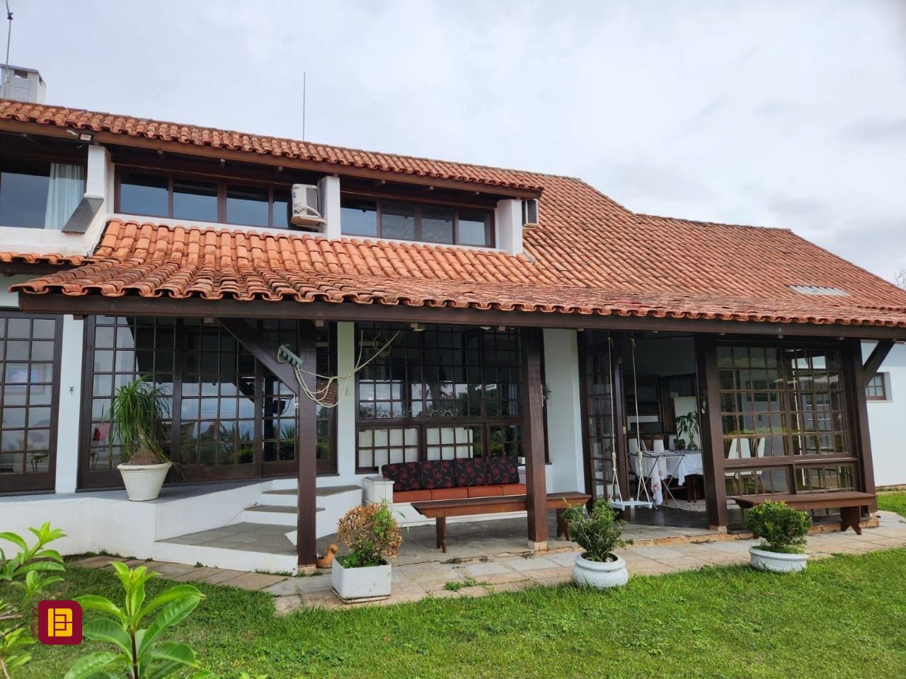 Casa de Condomínio com 302m², 4 quartos (sendo 1 suíte), 4 garagens, no bairro Bosque das Mansões em São José