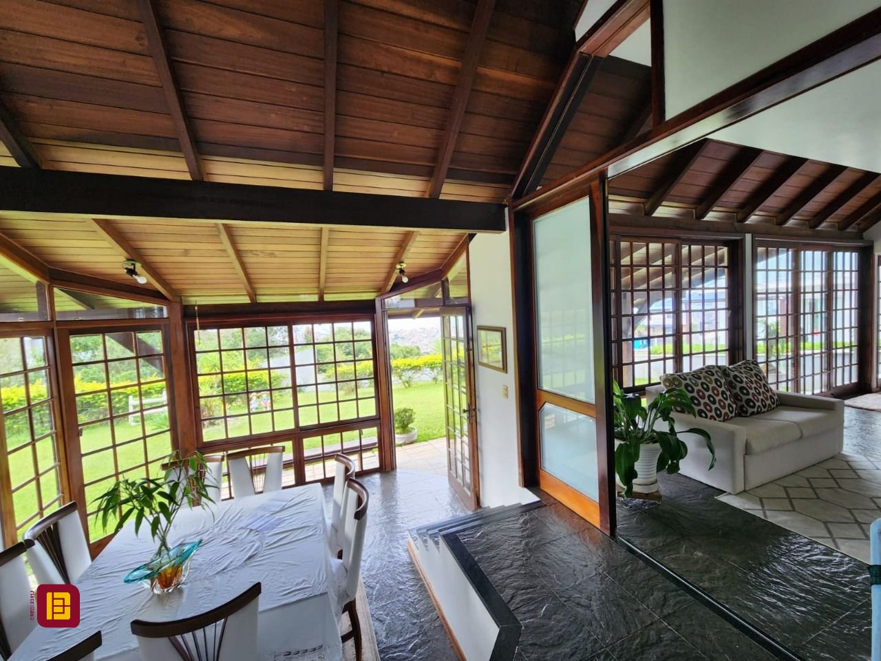 Casa de Condomínio com 302m², 4 quartos (sendo 1 suíte), 4 garagens, no bairro Bosque das Mansões em São José