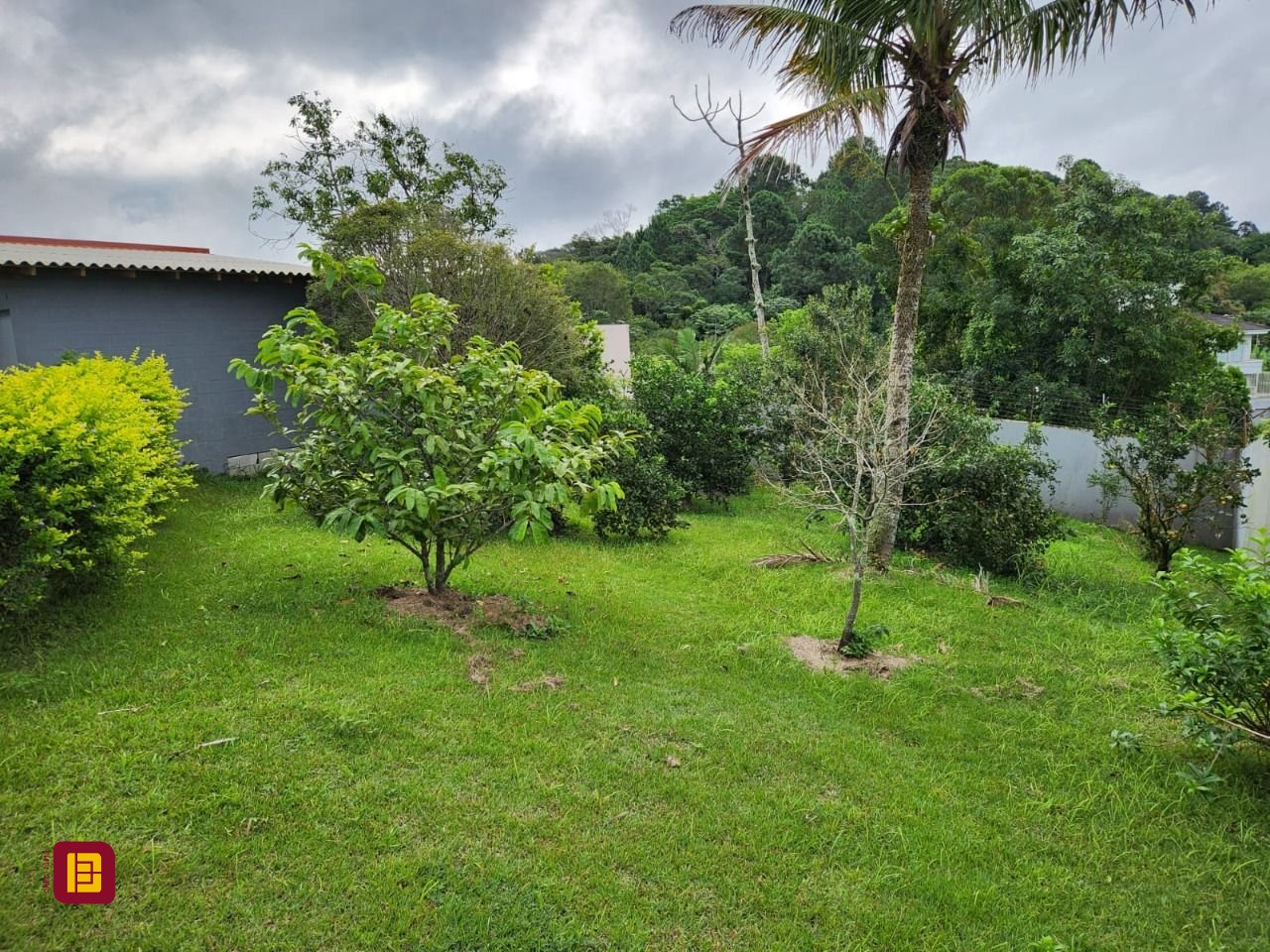 Casa de Condomínio com 302m², 4 quartos (sendo 1 suíte), 4 garagens, no bairro Bosque das Mansões em São José
