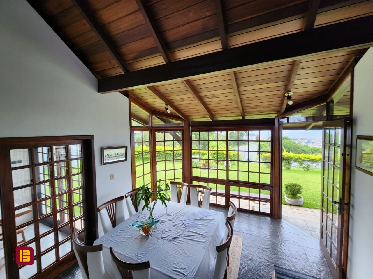 Casa de Condomínio com 302m², 4 quartos (sendo 1 suíte), 4 garagens, no bairro Bosque das Mansões em São José