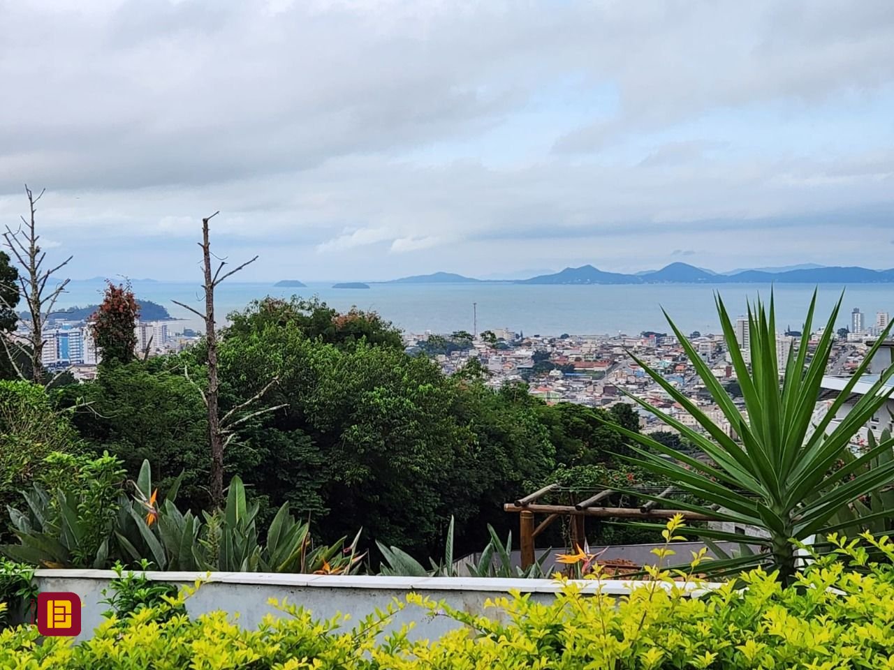 Casa de Condomínio com 302m², 4 quartos (sendo 1 suíte), 4 garagens, no bairro Bosque das Mansões em São José