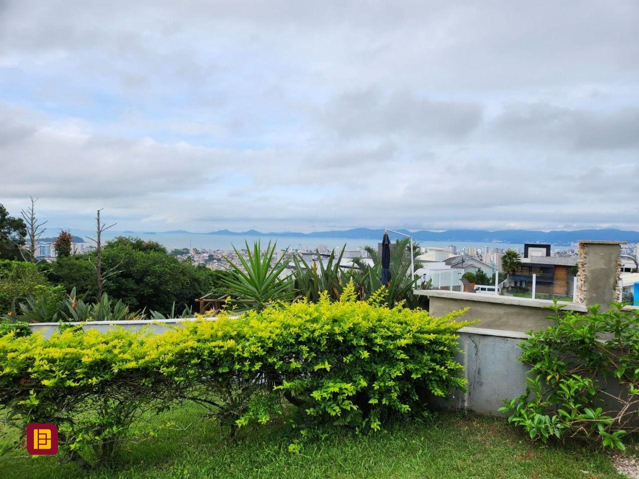 Casa de Condomínio com 302m², 4 quartos (sendo 1 suíte), 4 garagens, no bairro Bosque das Mansões em São José