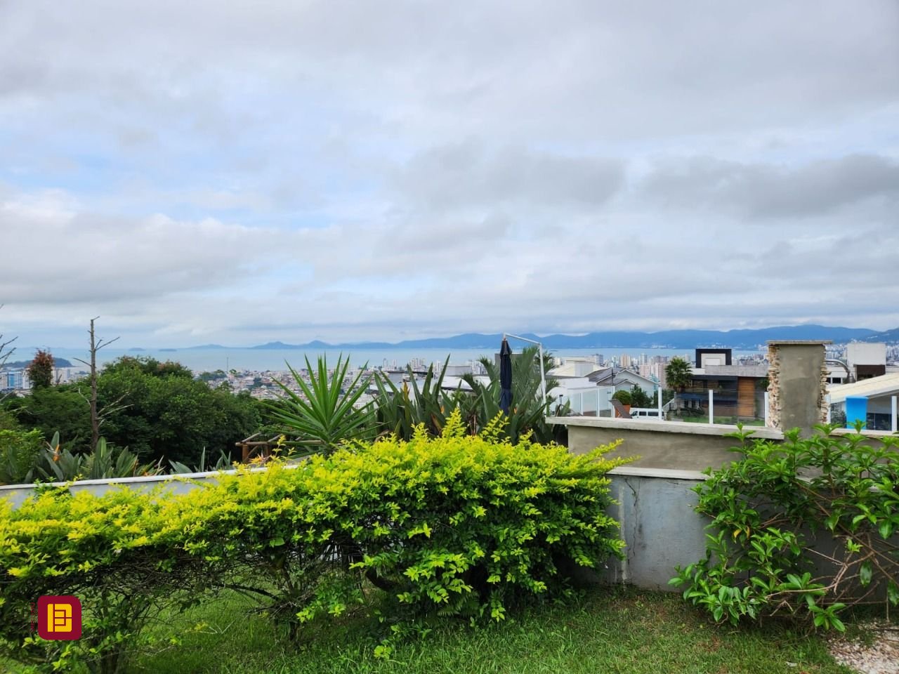 Casa de Condomínio com 302m², 4 quartos (sendo 1 suíte), 4 garagens, no bairro Bosque das Mansões em São José