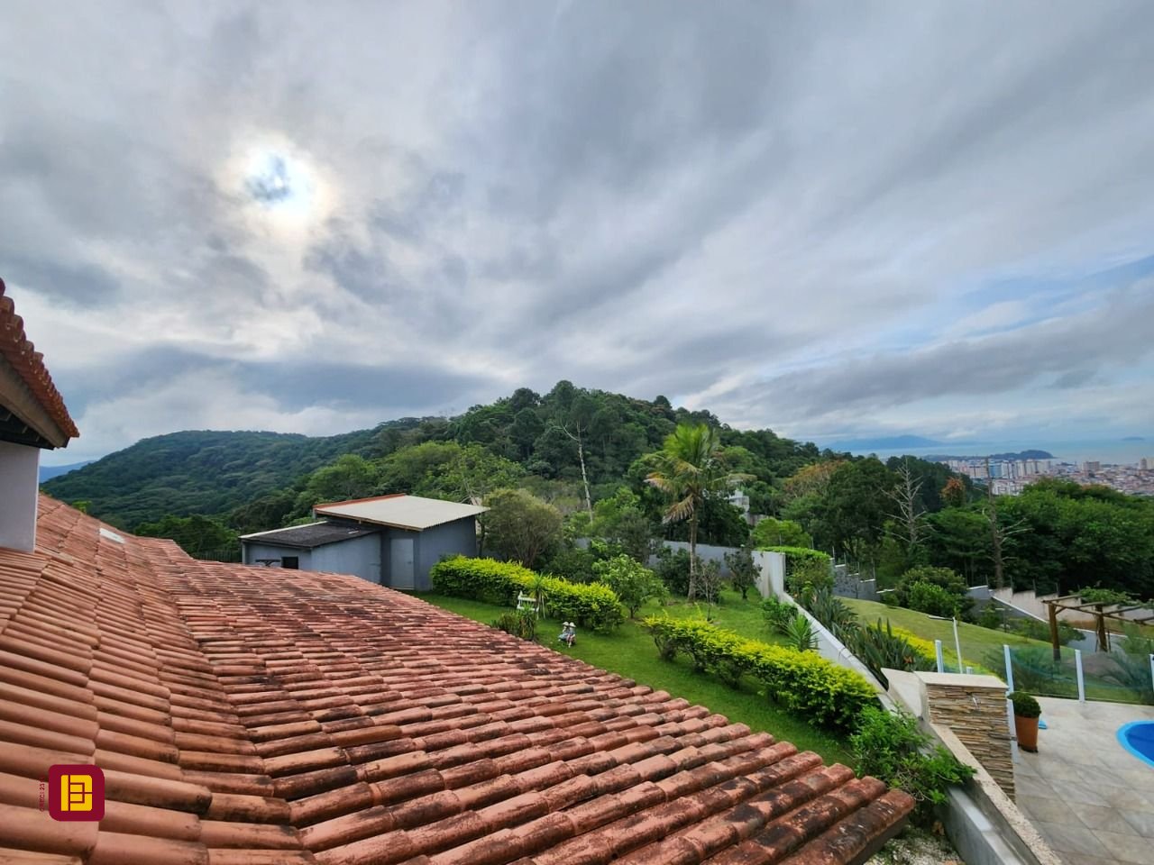 Casa de Condomínio com 302m², 4 quartos (sendo 1 suíte), 4 garagens, no bairro Bosque das Mansões em São José