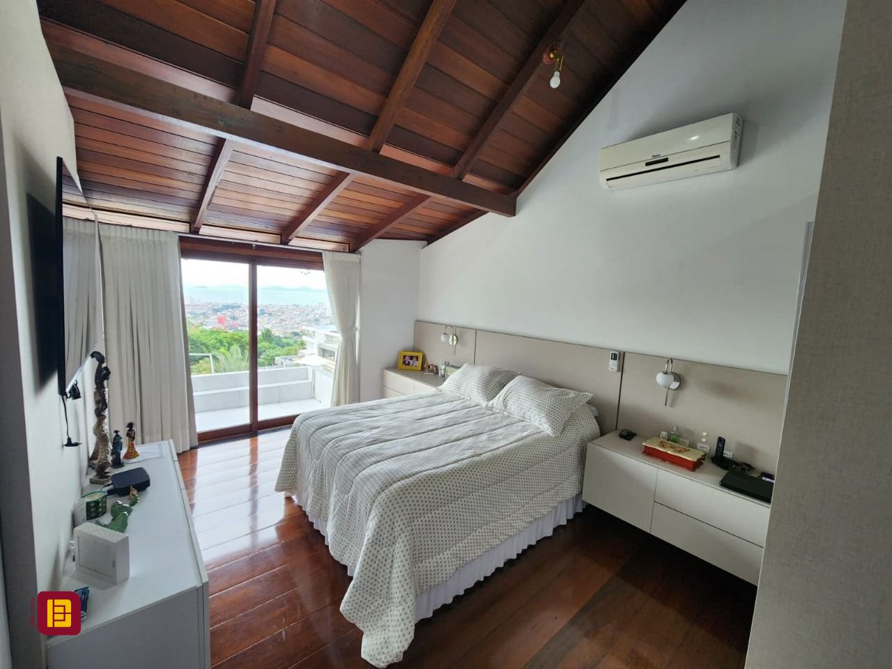 Casa de Condomínio com 302m², 4 quartos (sendo 1 suíte), 4 garagens, no bairro Bosque das Mansões em São José