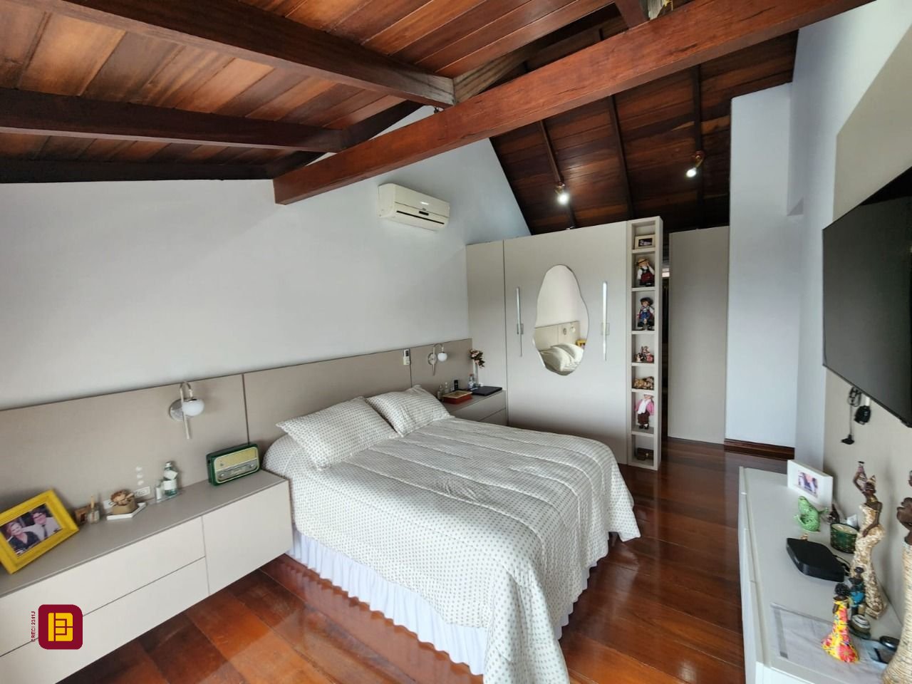 Casa de Condomínio com 302m², 4 quartos (sendo 1 suíte), 4 garagens, no bairro Bosque das Mansões em São José