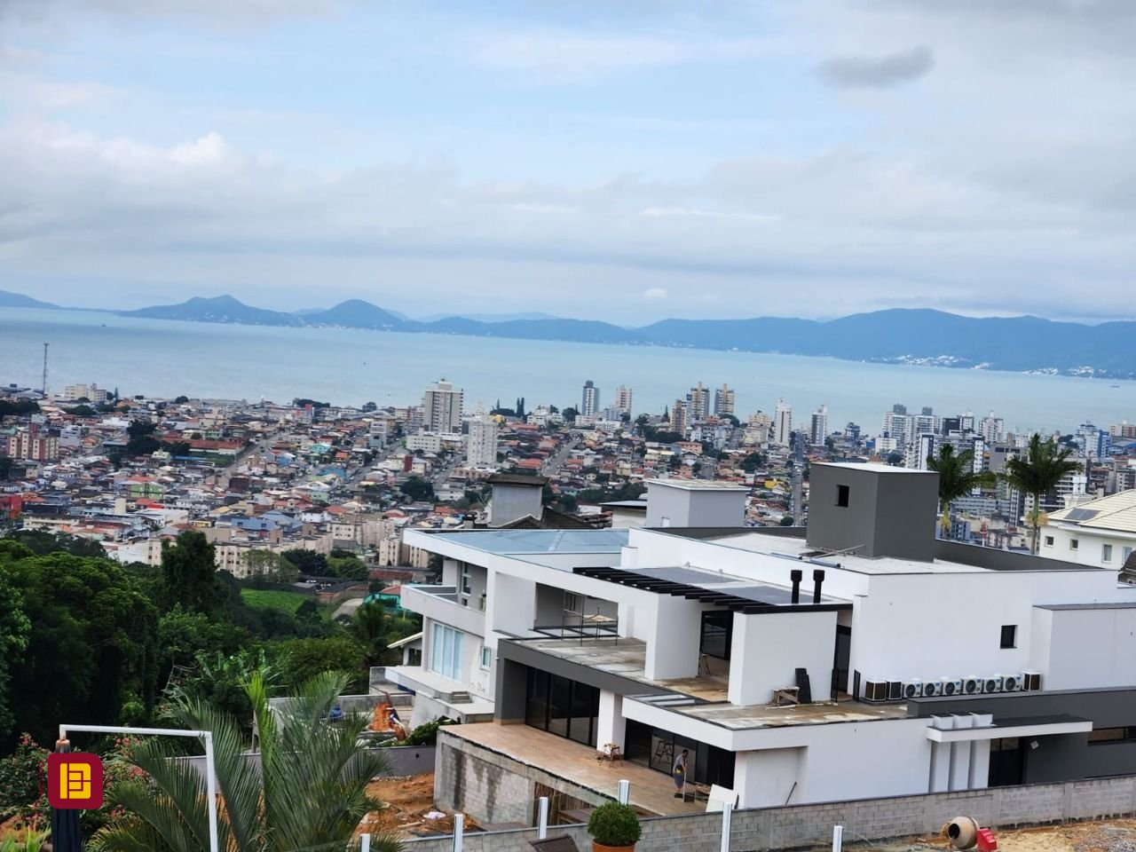 Casa de Condomínio com 302m², 4 quartos (sendo 1 suíte), 4 garagens, no bairro Bosque das Mansões em São José