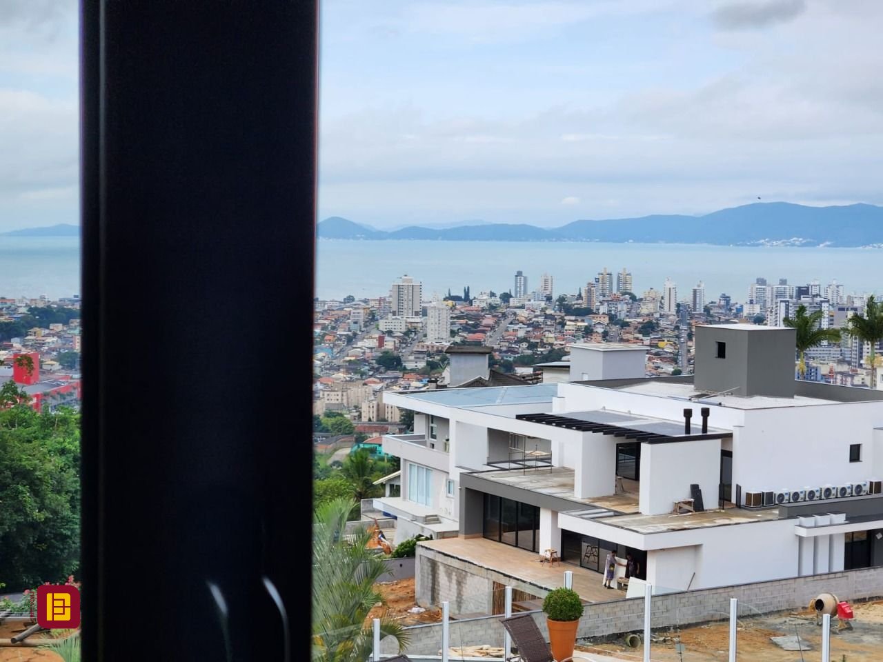 Casa de Condomínio com 302m², 4 quartos (sendo 1 suíte), 4 garagens, no bairro Bosque das Mansões em São José