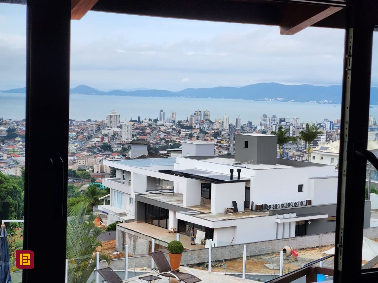 Casa de Condomínio com 302m², 4 quartos (sendo 1 suíte), 4 garagens, no bairro Bosque das Mansões em São José