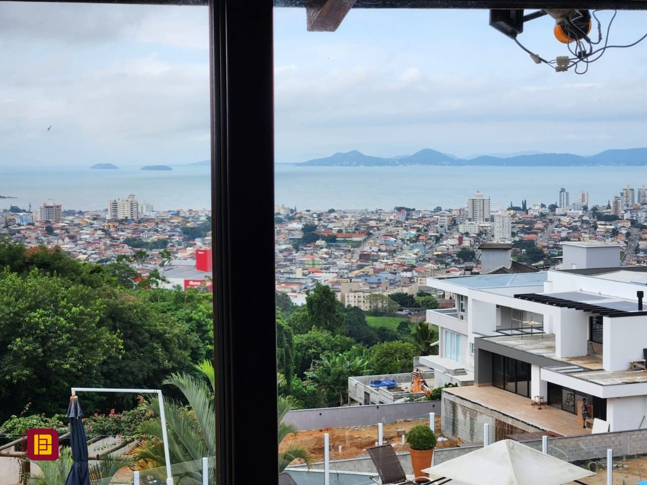 Casa de Condomínio com 302m², 4 quartos (sendo 1 suíte), 4 garagens, no bairro Bosque das Mansões em São José