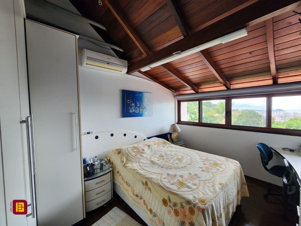 Casa de Condomínio com 302m², 4 quartos (sendo 1 suíte), 4 garagens, no bairro Bosque das Mansões em São José