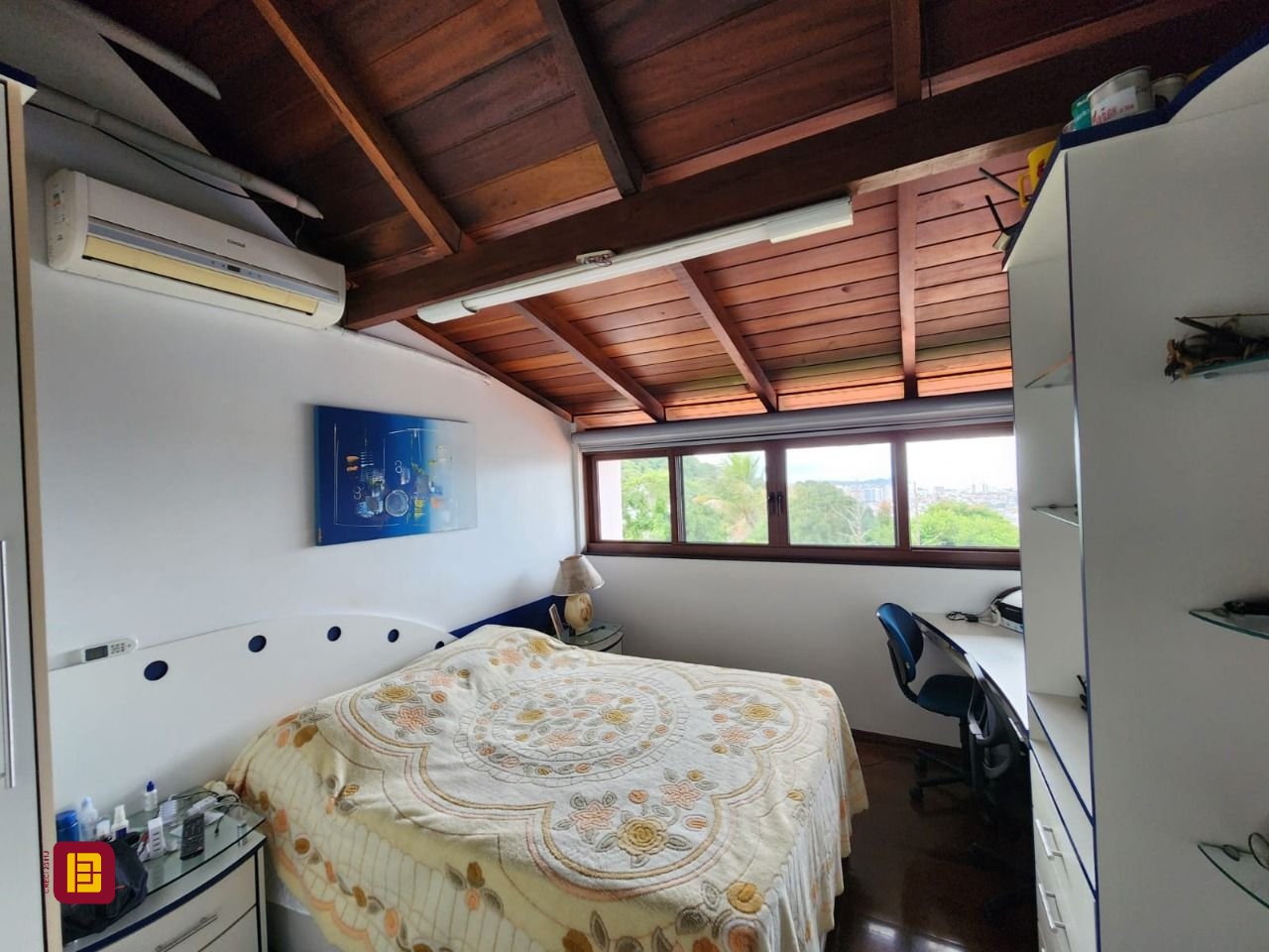 Casa de Condomínio com 302m², 4 quartos (sendo 1 suíte), 4 garagens, no bairro Bosque das Mansões em São José