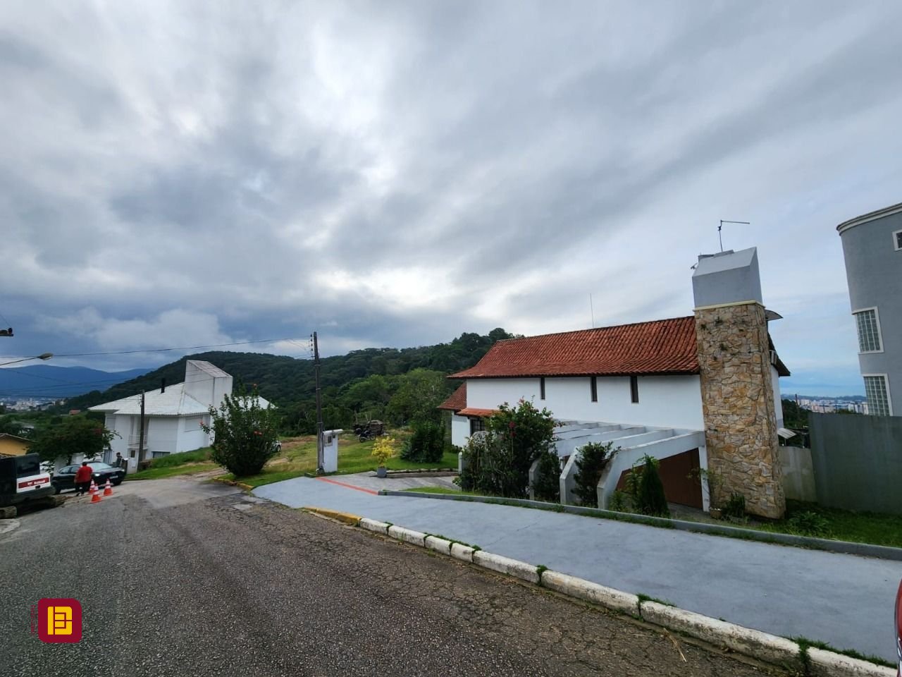Casa de Condomínio com 302m², 4 quartos (sendo 1 suíte), 4 garagens, no bairro Bosque das Mansões em São José