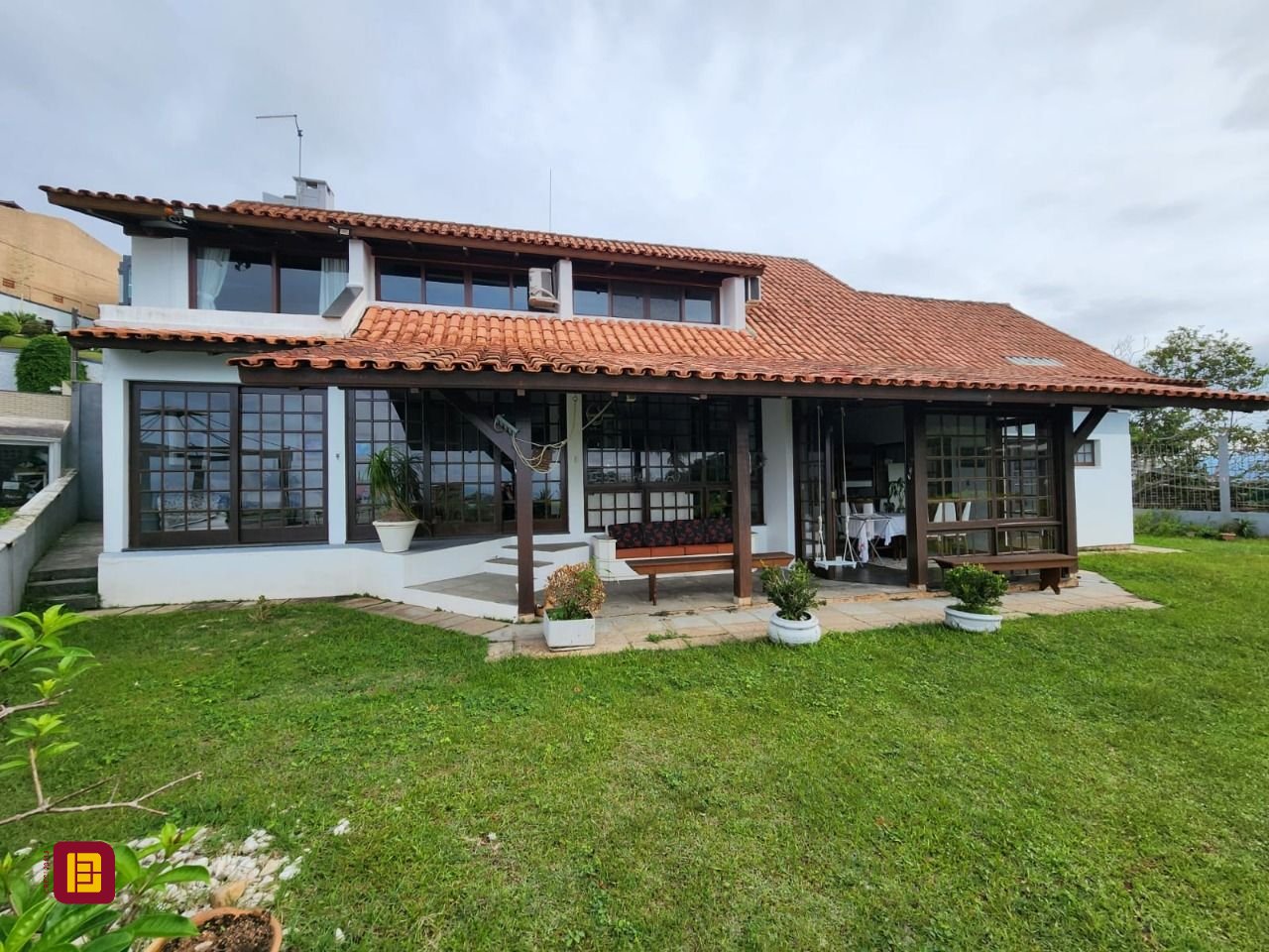 Casa de Condomínio com 302m², 4 quartos (sendo 1 suíte), 4 garagens, no bairro Bosque das Mansões em São José