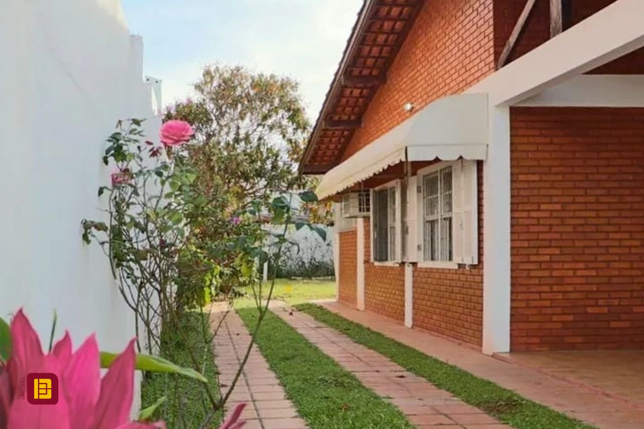 Casa com 127m², 3 quartos, 3 garagens, no bairro Canasvieiras em Florianópolis
