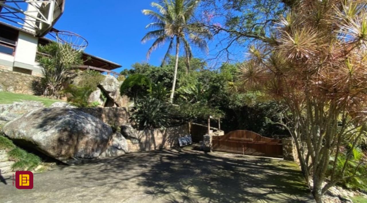 Casa com 680m², 6 quartos (sendo 3 suítes), 6 garagens, no bairro Lagoinha em Florianópolis
