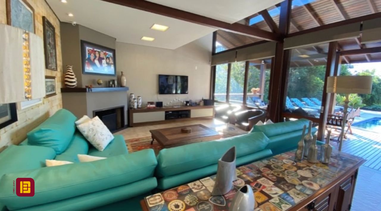 Casa com 680m², 6 quartos (sendo 3 suítes), 6 garagens, no bairro Lagoinha em Florianópolis
