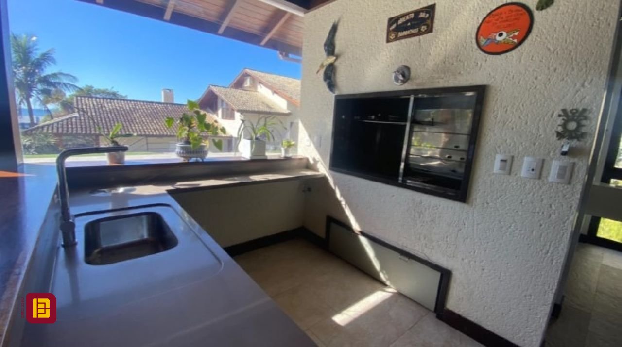 Casa com 680m², 6 quartos (sendo 3 suítes), 6 garagens, no bairro Lagoinha em Florianópolis