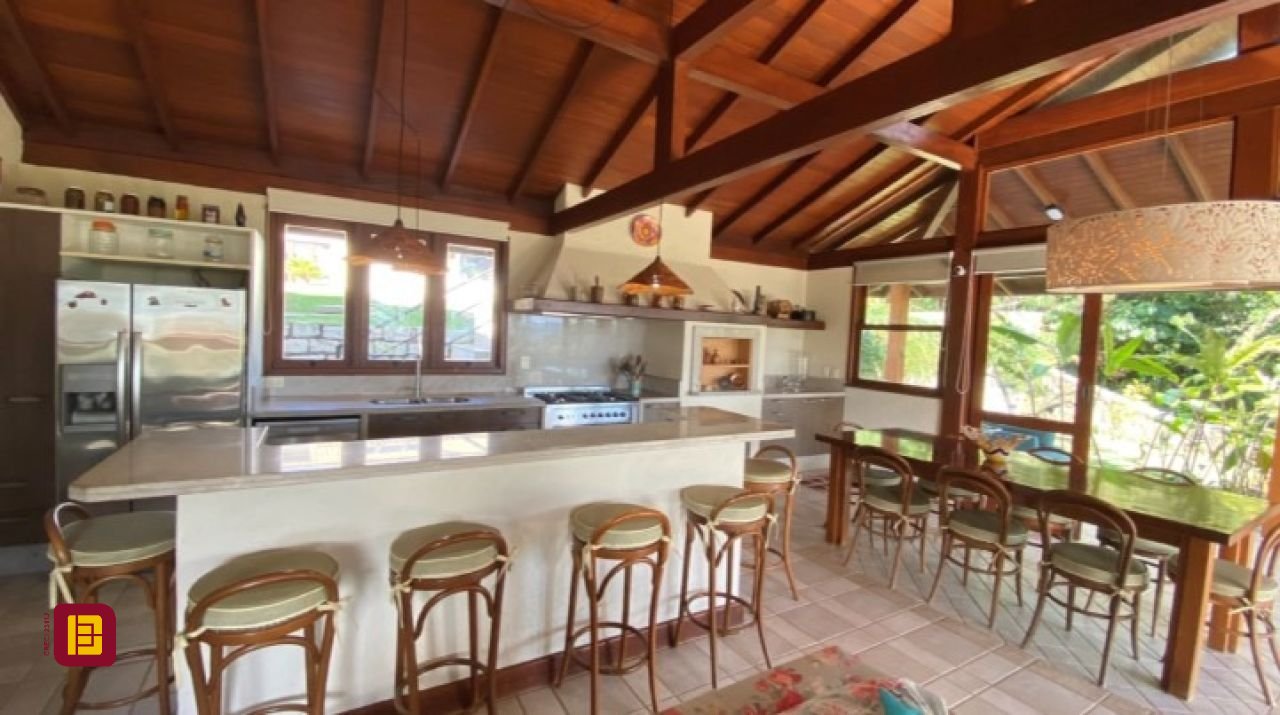 Casa com 680m², 6 quartos (sendo 3 suítes), 6 garagens, no bairro Lagoinha em Florianópolis