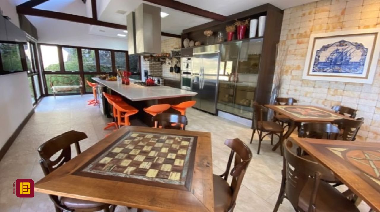 Casa com 680m², 6 quartos (sendo 3 suítes), 6 garagens, no bairro Lagoinha em Florianópolis