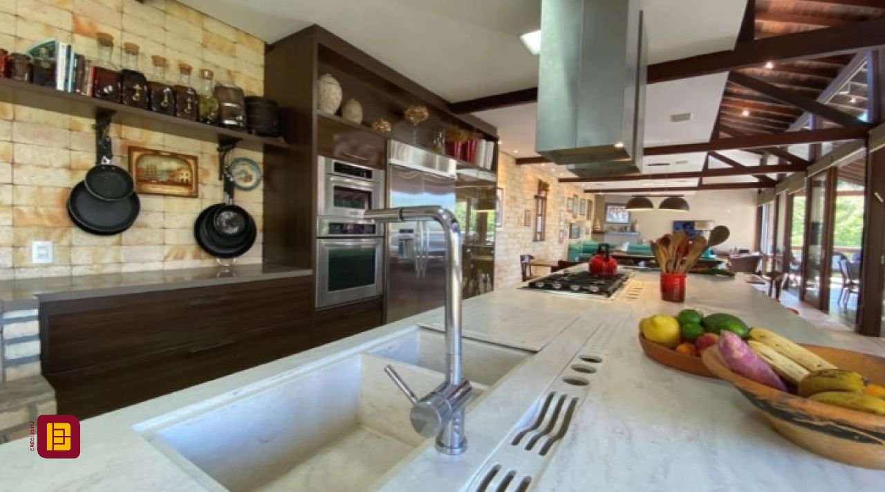 Casa com 680m², 6 quartos (sendo 3 suítes), 6 garagens, no bairro Lagoinha em Florianópolis