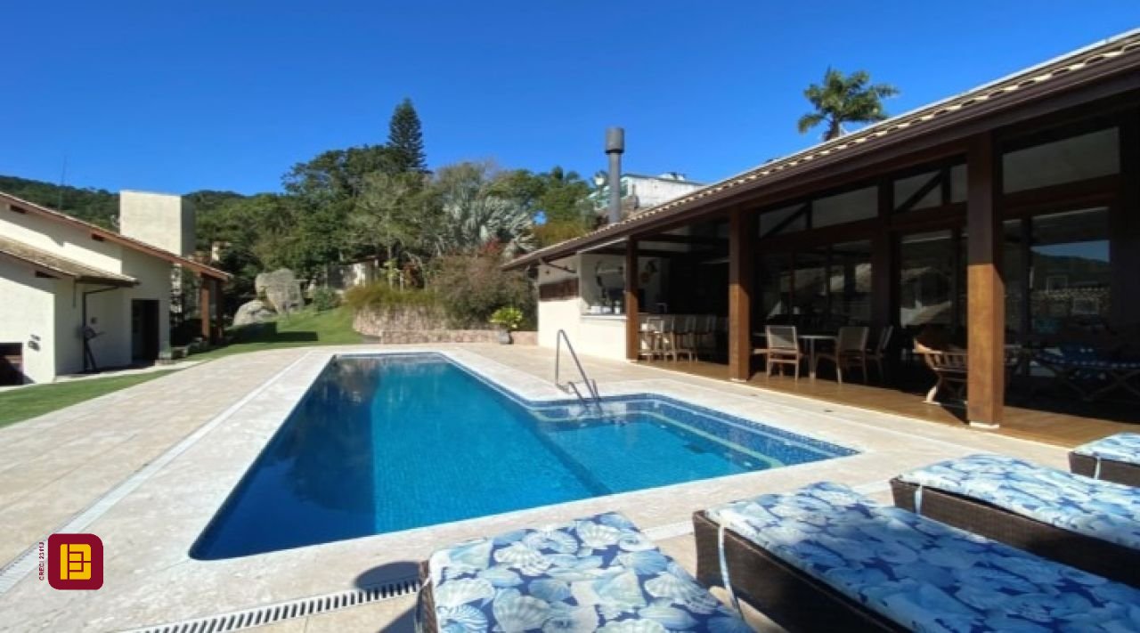 Casa com 680m², 6 quartos (sendo 3 suítes), 6 garagens, no bairro Lagoinha em Florianópolis