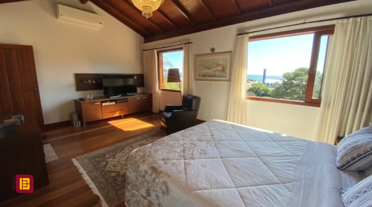 Casa com 680m², 6 quartos (sendo 3 suítes), 6 garagens, no bairro Lagoinha em Florianópolis