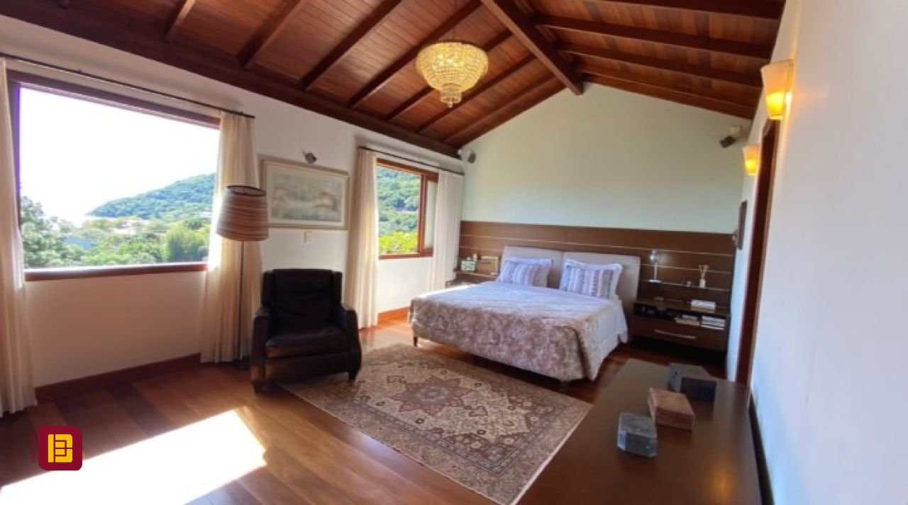 Casa com 680m², 6 quartos (sendo 3 suítes), 6 garagens, no bairro Lagoinha em Florianópolis