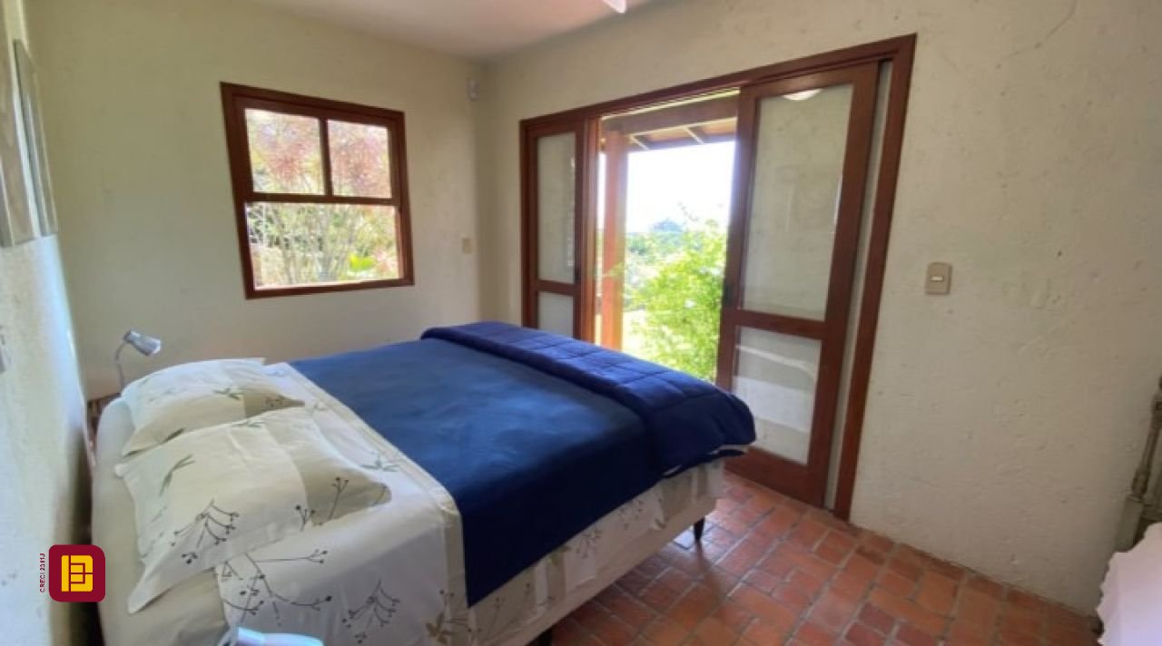 Casa com 680m², 6 quartos (sendo 3 suítes), 6 garagens, no bairro Lagoinha em Florianópolis