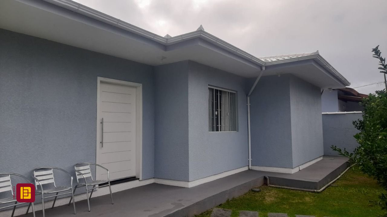 Casa com 200m², 4 quartos (sendo 1 suíte), 2 garagens, no bairro Rio Vermelho em Florianópolis