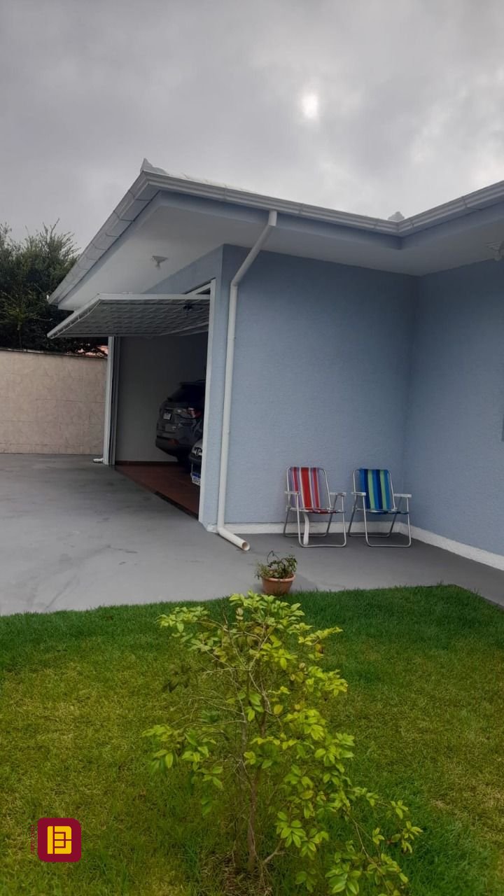 Casa com 200m², 4 quartos (sendo 1 suíte), 2 garagens, no bairro Rio Vermelho em Florianópolis
