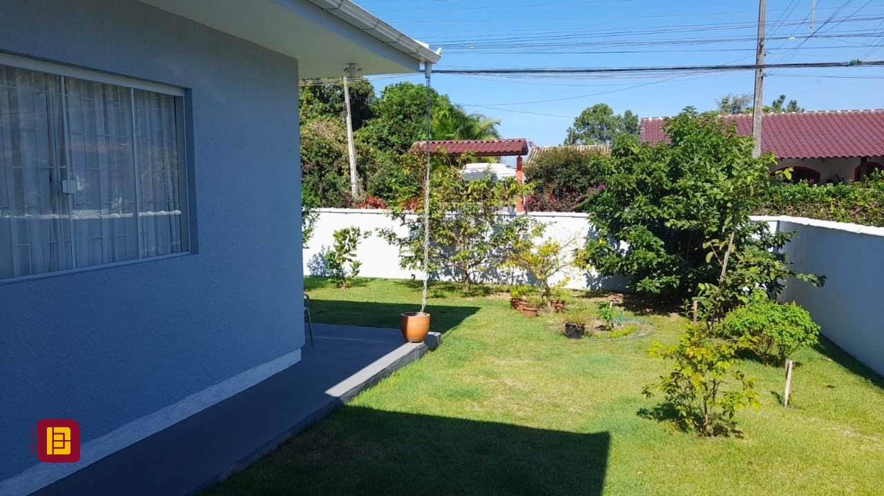 Casa com 200m², 4 quartos (sendo 1 suíte), 2 garagens, no bairro Rio Vermelho em Florianópolis
