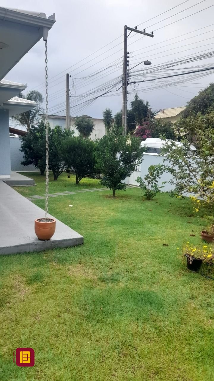Casa com 200m², 4 quartos (sendo 1 suíte), 2 garagens, no bairro Rio Vermelho em Florianópolis