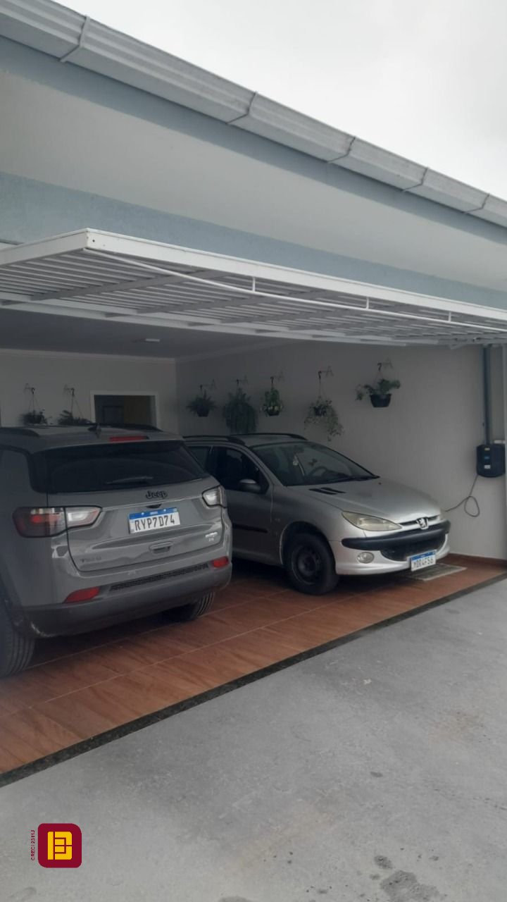Casa com 200m², 4 quartos (sendo 1 suíte), 2 garagens, no bairro Rio Vermelho em Florianópolis